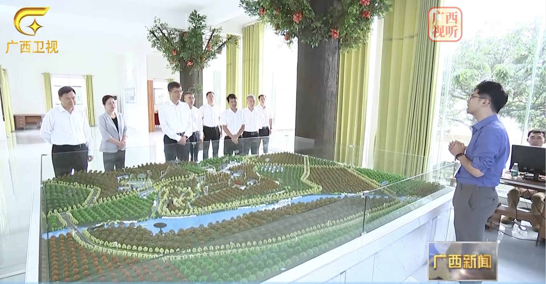 陈璜向陈刚书记演示桂鸟先飞模式