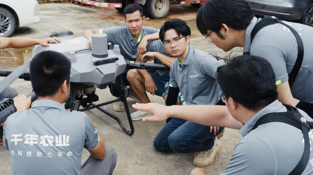 年轻的植保飞手团队